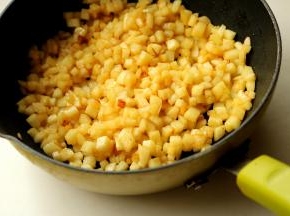 苹果去皮切小丁，锅里加入黄油，下入苹果丁炒至表面焦黄，软而无水分，晾凉待用。