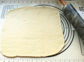 发酵好的面团按压排气后，分成两份。分别擀成长方形薄片。