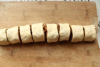 卷起来，切成均匀的8段。两份都做好。