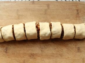 卷起来，切成均匀的8段。两份都做好。