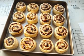 排入学厨烤盘，烤盘放入烤箱，开始二次发酵。