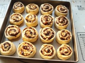 排入学厨烤盘，烤盘放入烤箱，开始二次发酵。