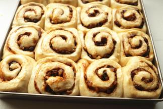 1个小时候后发酵完成，表面刷配方外蛋黄水。