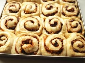 1个小时候后发酵完成，表面刷配方外蛋黄水。