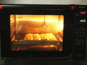 风炉烤箱预热160度，烤20分钟左右。烤好的面包趁热食用。