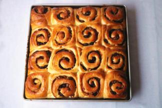 烤好的肉桂苹果卷，脱模凉凉。