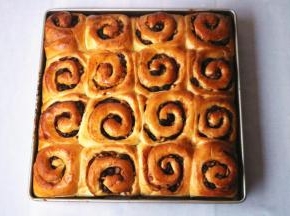 烤好的肉桂苹果卷，脱模凉凉。