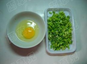 蒜薹洗净切小粒，鸡蛋磕破于碗中。