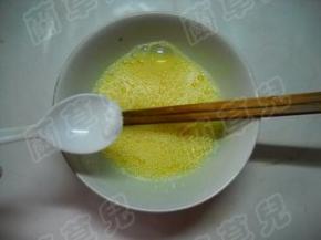 鸡蛋加盐打散备用。