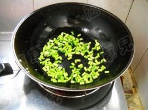锅中留余油，倒入蒜薹，炒匀至色绿。