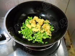 倒入鸡蛋，炒匀。