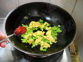 加入红剁椒，炒匀即可盛入盘中。