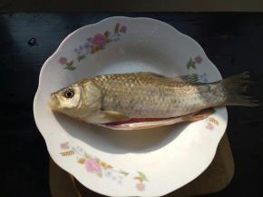 鱼用少量盐和料酒涂抹身体，腌制15分钟！