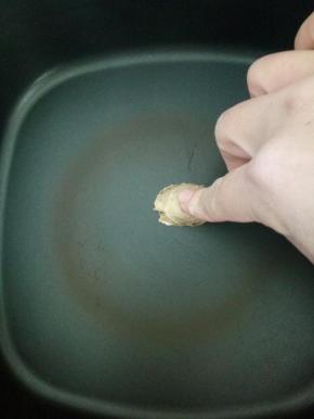 坐锅，用生姜切面把锅底全部抹一遍！