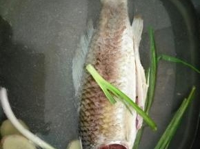 两面都煎得金黄以后，加一点料酒，生姜片，葱和适量的水开大火煮15分钟左右！