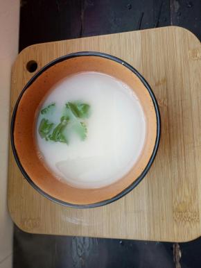 等到汤变成牛奶色以后盛出晾晾，备用！