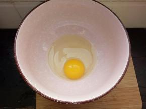 一个鸡蛋磕开，放一点料酒和盐！
