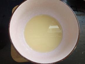倒入晾好的鱼汤，打成鸡蛋液！旁边的泡泡用勺子小心的去掉！