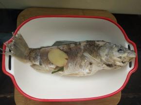 鱼捞出摆在碗面！