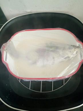 盖上保鲜膜，（戳几个洞）放到锅里，开水蒸15到20分钟！