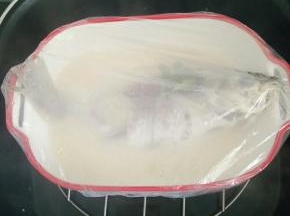 盖上保鲜膜，（戳几个洞）放到锅里，开水蒸15到20分钟！