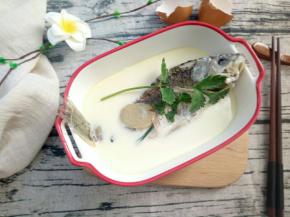 时间到了后，小心地端出，去掉保鲜膜，一份鲜美的鲫鱼炖蛋就做好了！