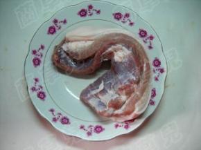 准备好猪肉。