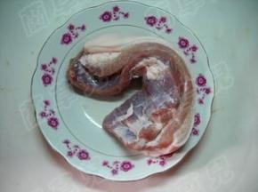 准备好猪肉。