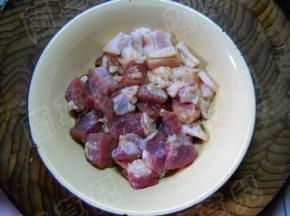 猪肉洗净、切小块；用生抽拌匀备用。