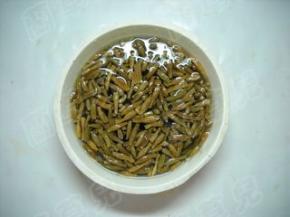干豆角剪短，提前用清水浸泡。
