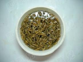 干豆角剪短，提前用清水浸泡。