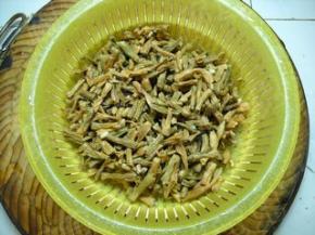 沥干水分备用。