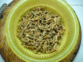 沥干水分备用。