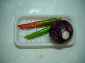 准备好青红椒和洋葱。