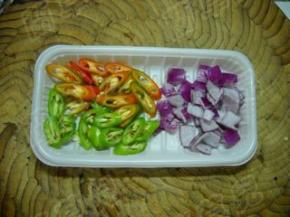 青红椒、洋葱洗净、切好备用。