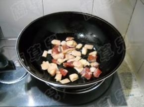 锅中油热，倒入猪肉，煸炒出油。