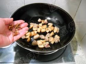 加入八角，炒出香味儿。