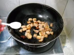 加入盐，炒匀。