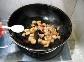 加入盐，炒匀。