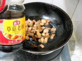 淋入老抽，炒匀。