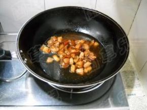 上色的猪肉加入适量冷水，大火煮开，加盖，小火炖煮30分钟。