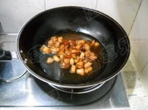上色的猪肉加入适量冷水，大火煮开，加盖，小火炖煮30分钟。
