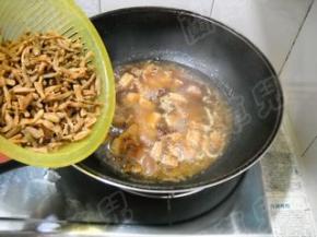 倒入干豆角，炒匀，继续焖煮20分钟。