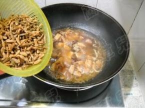 倒入干豆角，炒匀，继续焖煮20分钟。