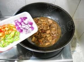 加入青红椒和洋葱，炒匀。