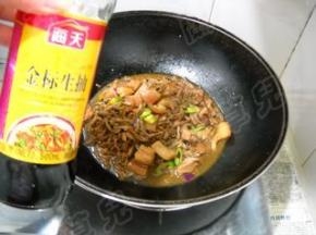 淋入生抽，调好味即可盛入碗中。