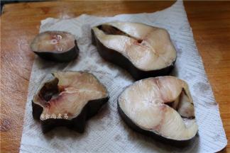 银鳕鱼洗净，用厨房纸巾吸干水分；