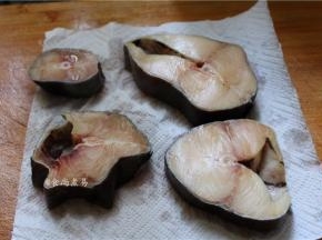 银鳕鱼洗净，用厨房纸巾吸干水分；