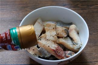 切成长条块状，调入盐、撒些椒盐粉、黑椒碎、少许鸡粉、再挤上柠檬汁，搅拌均匀，腌制1小时以上；