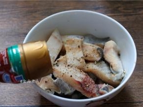 切成长条块状，调入盐、撒些椒盐粉、黑椒碎、少许鸡粉、再挤上柠檬汁，搅拌均匀，腌制1小时以上；